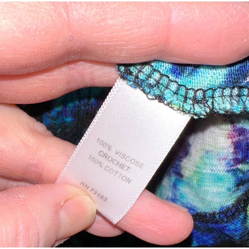 Cable & Gauge blouse with a colorful abstract print & black crochet V-neckline - Picture 6 of 6